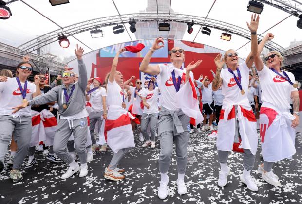 Messenger Newspapers: England players sing Sweet Caroline on stage during a fan celebration to commemorate England's historic UEFA Women's EURO 2022 triumph in Trafalgar Square. Credit: PA
