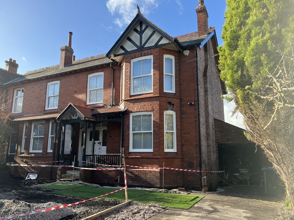 Councillor at war with OWN planning committee over windows - Vimarsana News