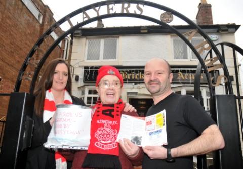 Kenny Palin (centre) with pub manageress, Stef Lomax and landlord Phil Harris
